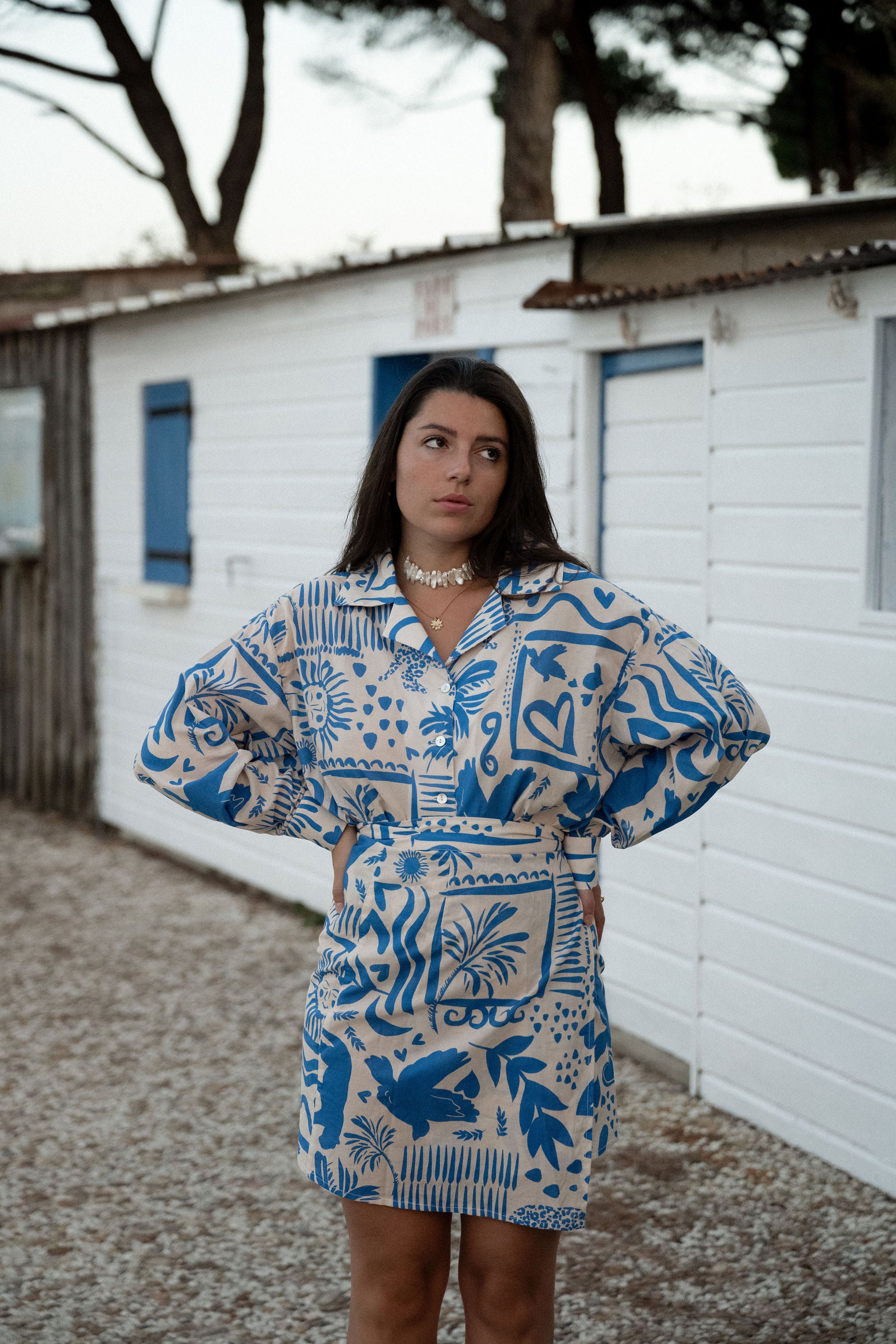 La chemise Olymbos – Imprimé bleu et crème