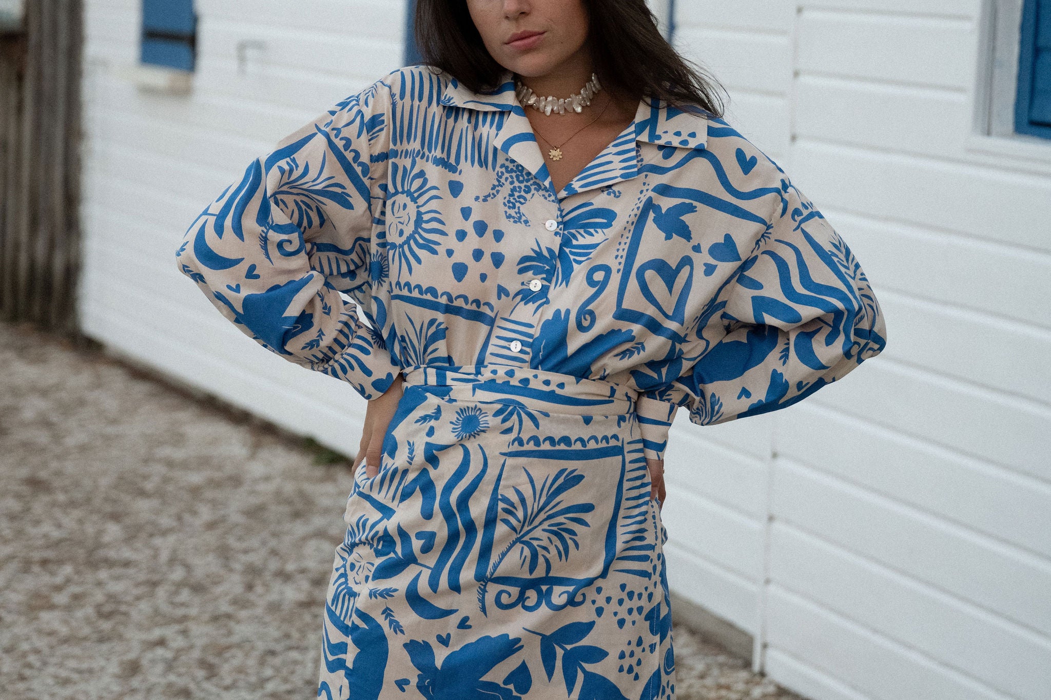 La chemise Olymbos – Imprimé bleu et crème