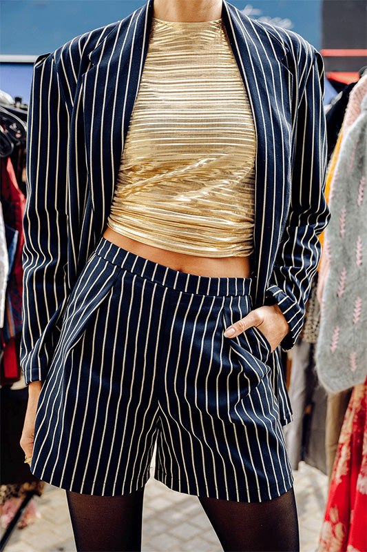 Ensemble costume short taille haute et veste oversize bleus à rayures blanches. Fabriqué en France. Créations limitées. Mode éthique et responsable.